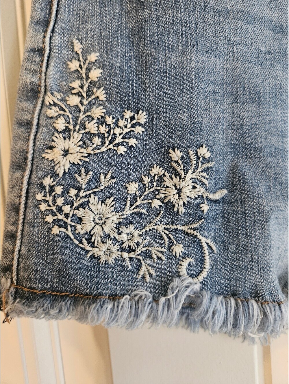 Altar'd State Low-Rise Denim Cut-off Shorts with White Floral Embroidery Size 28 - Picture 3 of 8